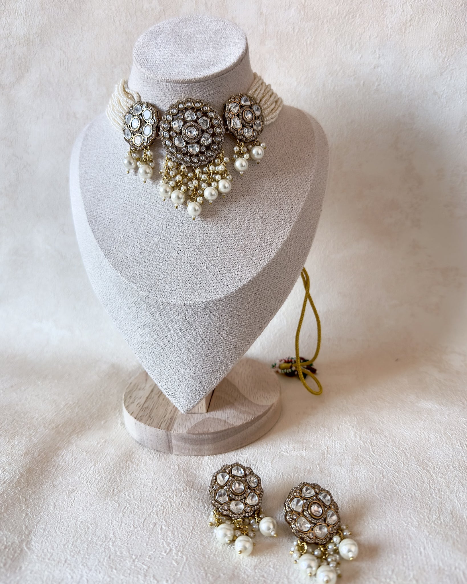 Atifa: choker set 