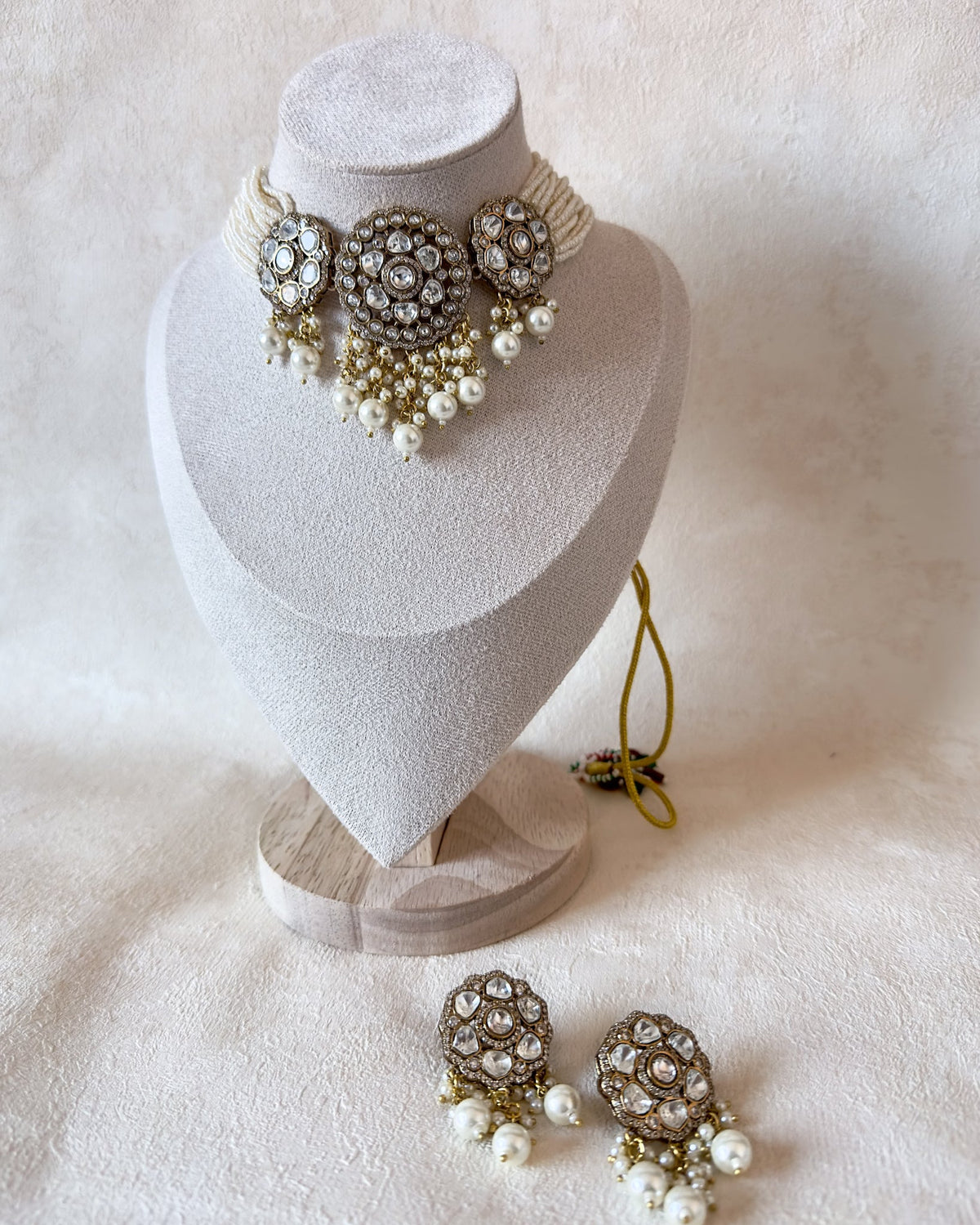 Atifa: choker set 