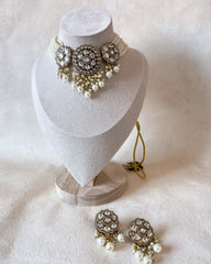 Atifa: choker set 