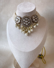 Atifa: choker set 