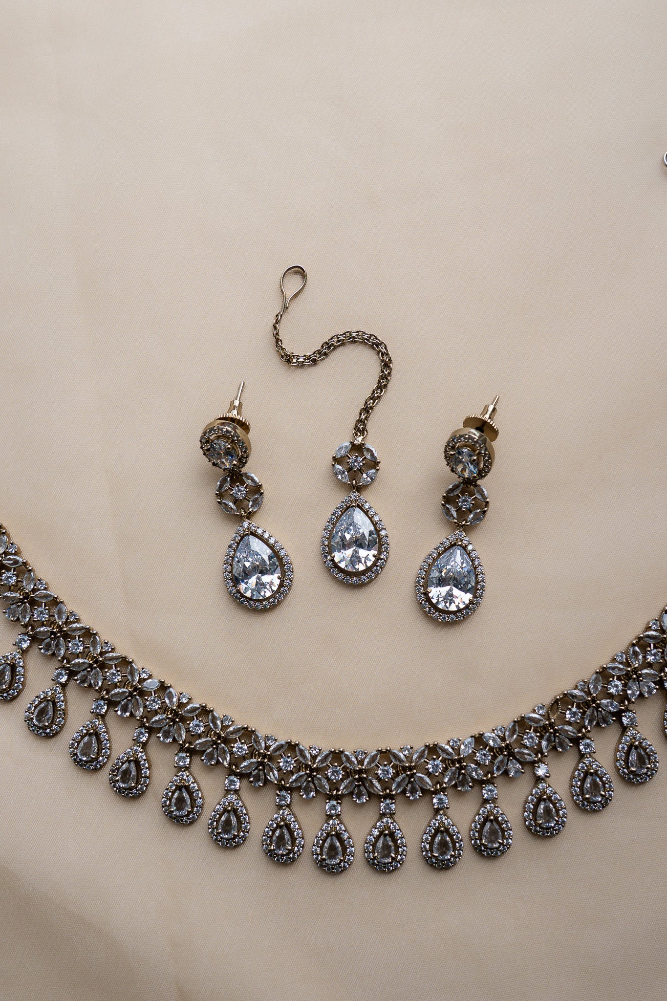 Laila White: Necklace set 