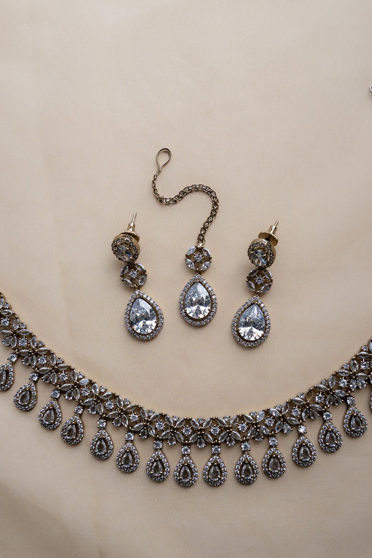 Laila White: Necklace set 