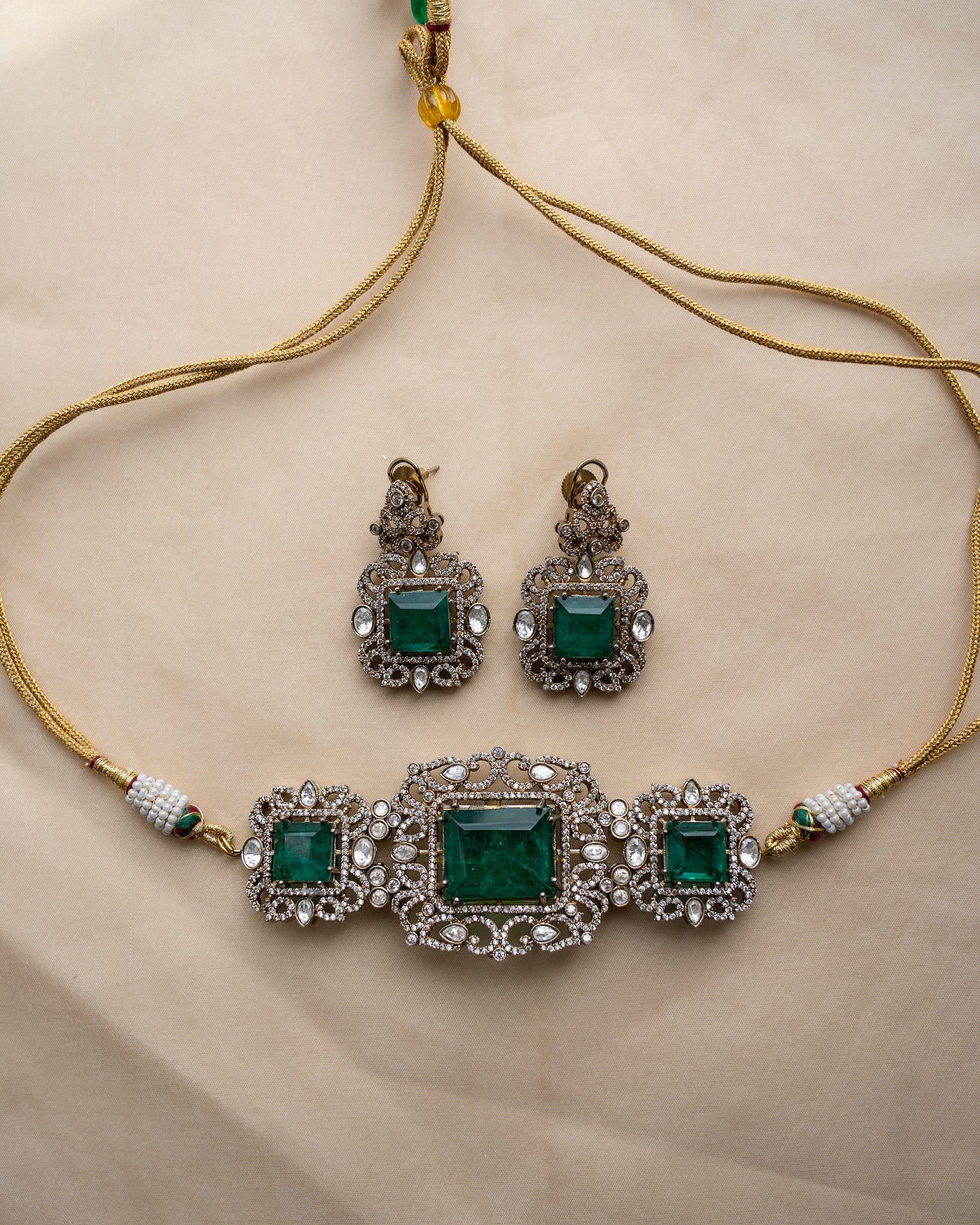 Akhdar: Choker set 