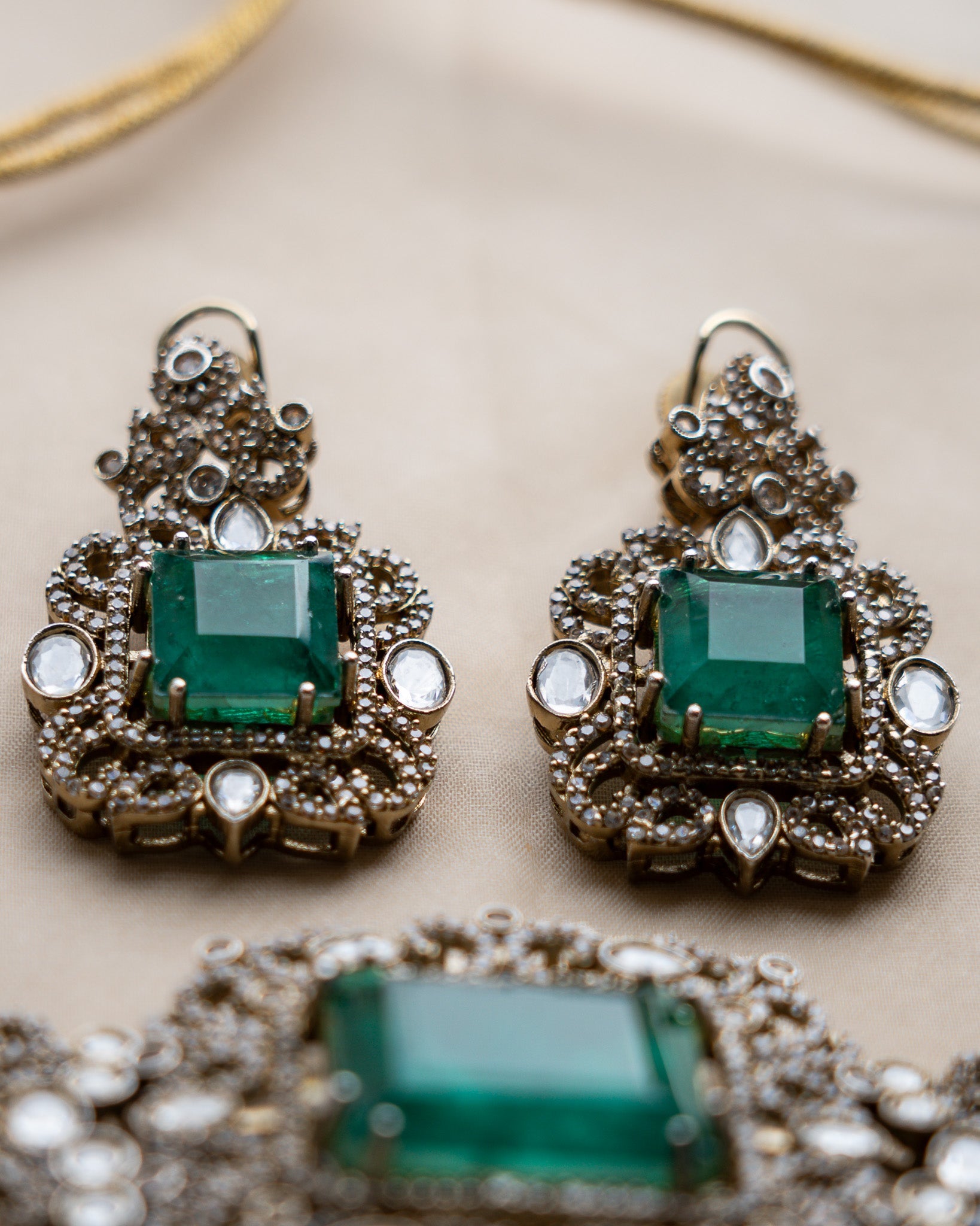 Akhdar: Choker set 