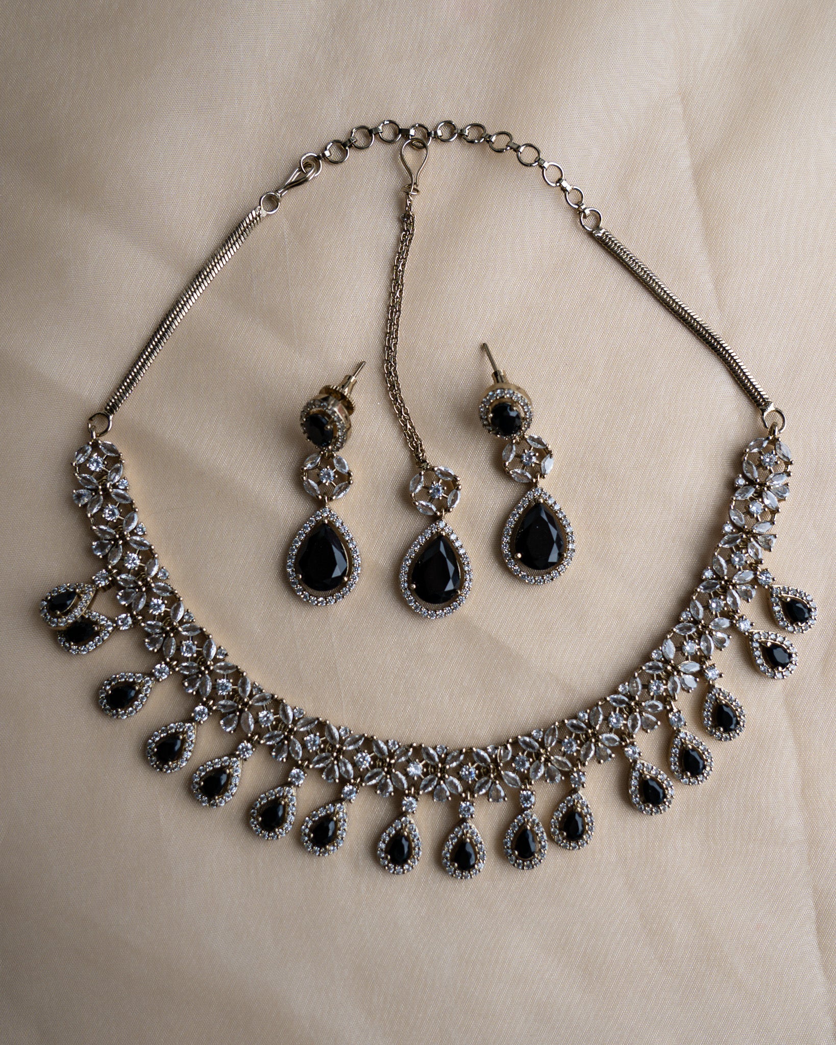 Riwayat : Necklace set 