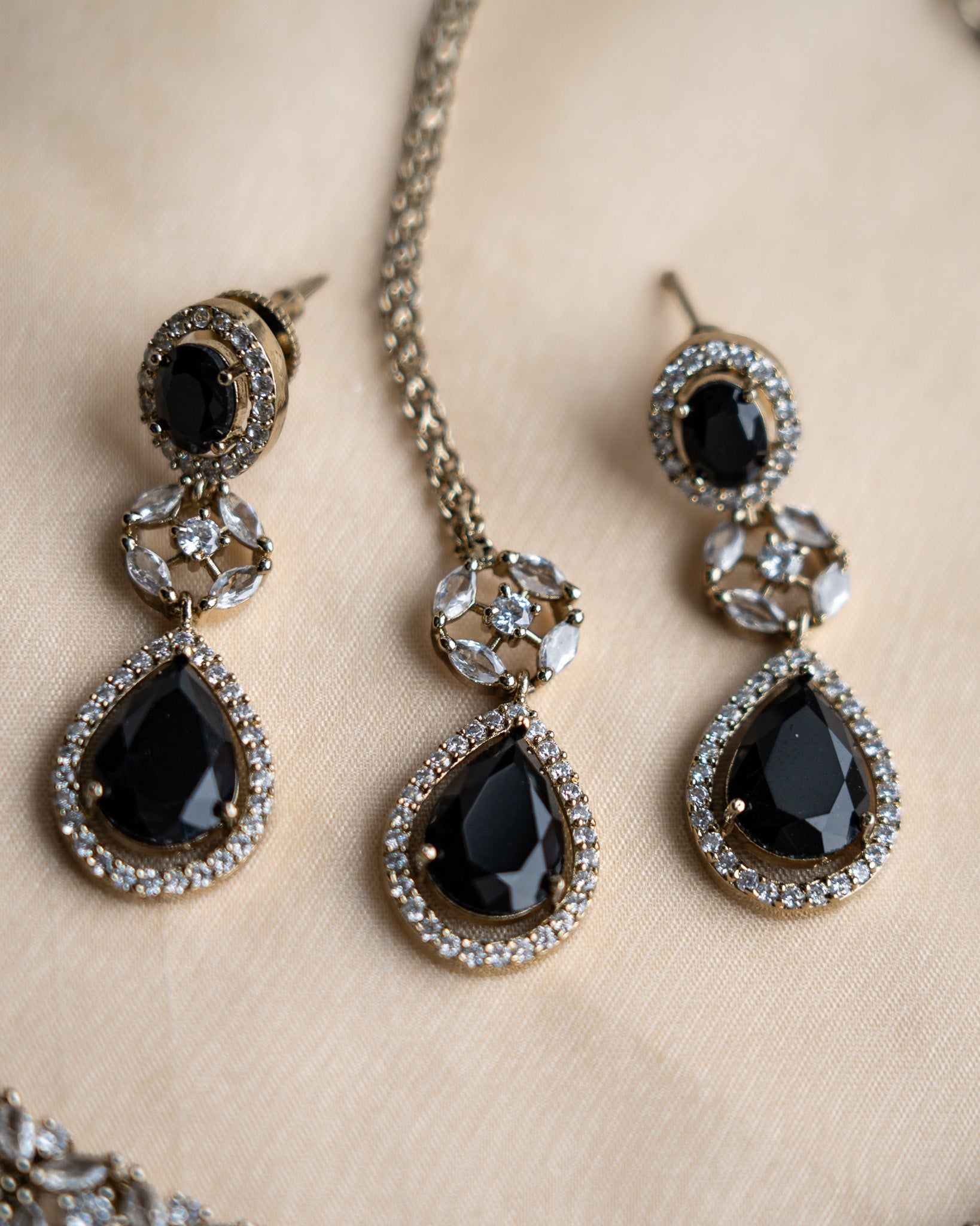 Laila Black : Necklace set 