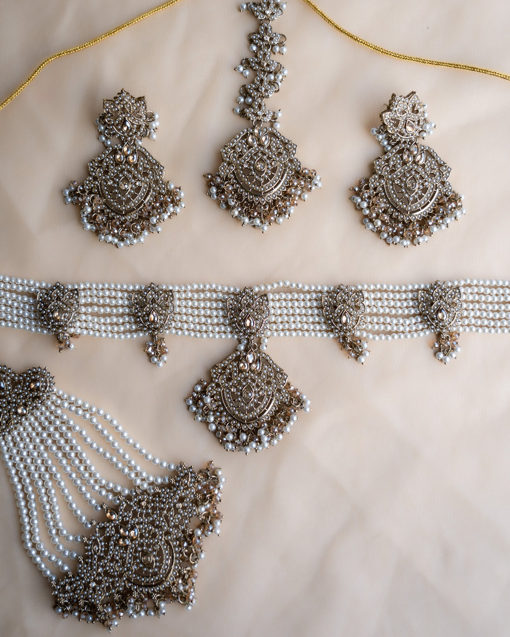 Inaaya: necklace and tikka set 