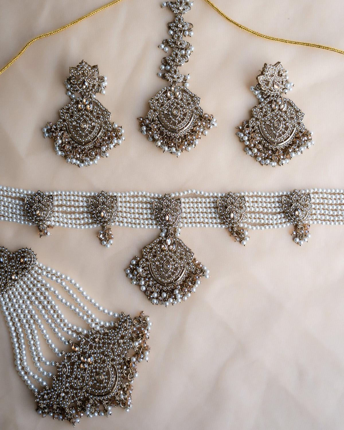 Inaaya: necklace and tikka set 