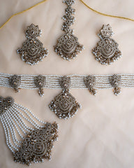 Inaaya: necklace and tikka set 