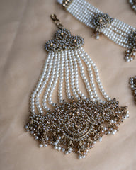 Inaaya: necklace and tikka set 