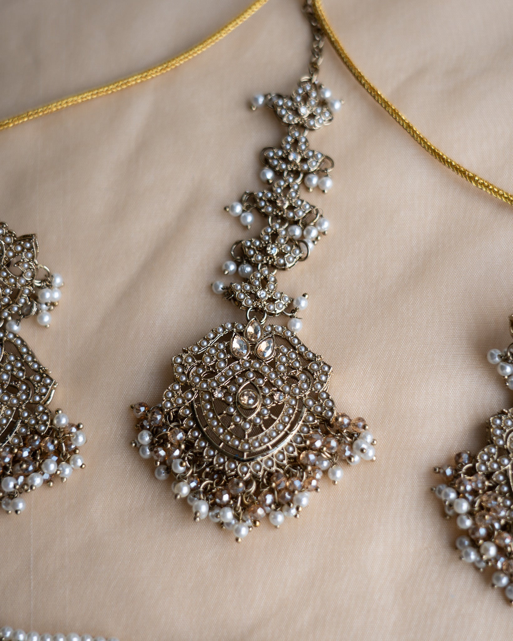 Inaaya: necklace and tikka set 