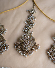 Inaaya: necklace and tikka set 