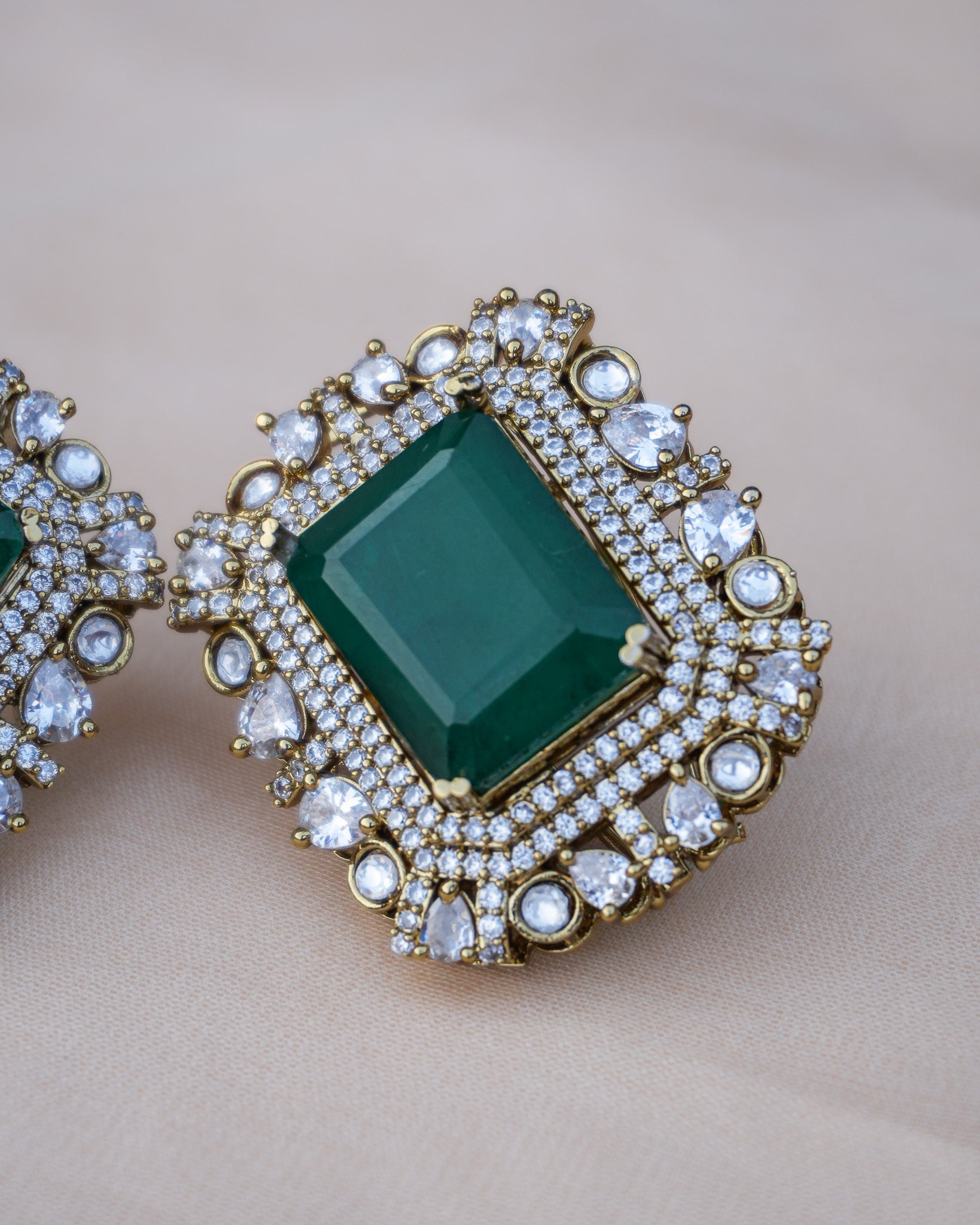 Mehwish earrings: green 