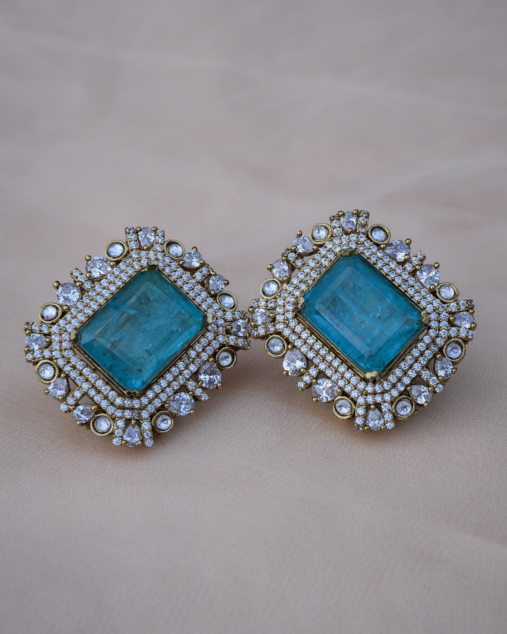 Mehwish earrings: blue 
